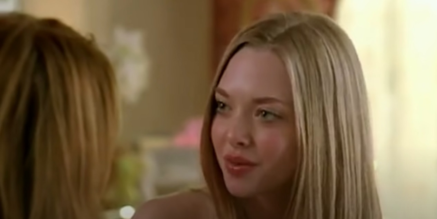 Amanda Seyfried hrála Karen Smith v klasice teenagerské komedie Mean Girls. Kredit: Paramount Picturesun