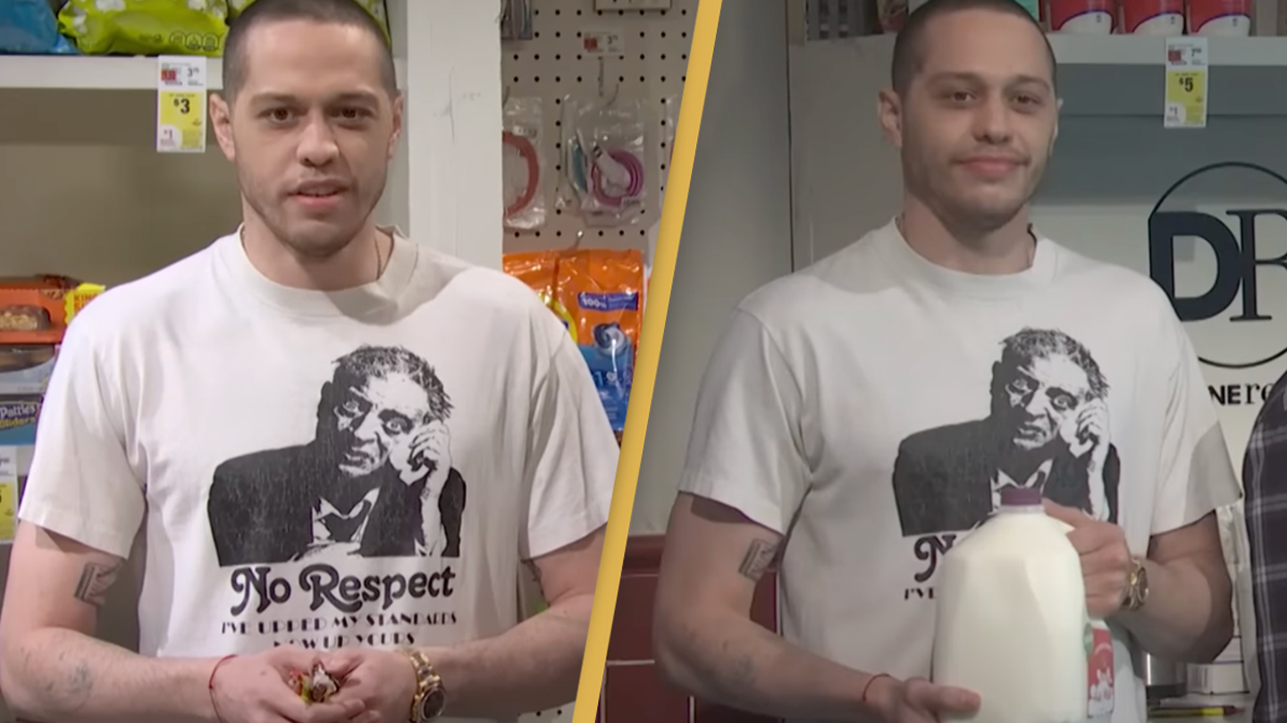 Pete Davidson dévoile les résultats de son détatouage majeur lors de son retour surprise dans Saturday Night Live