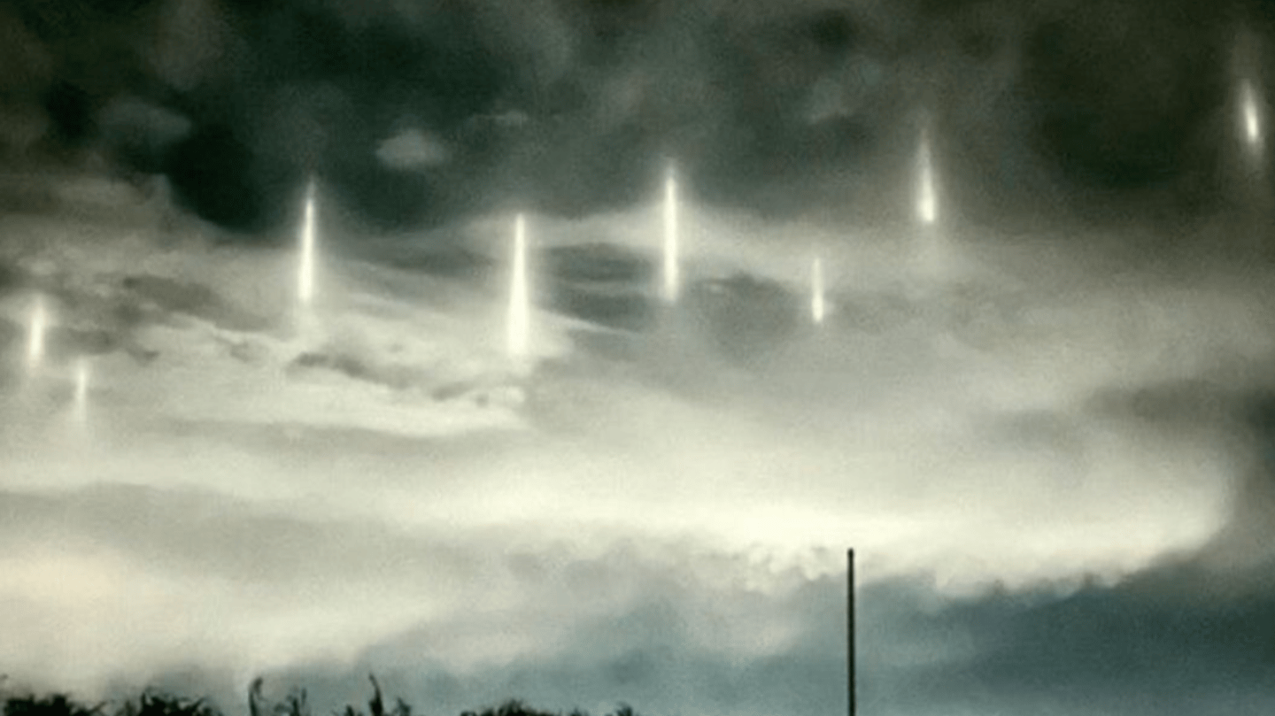Nine pillars of light appear in night sky in 'otherworldly' display - Vimarsana News