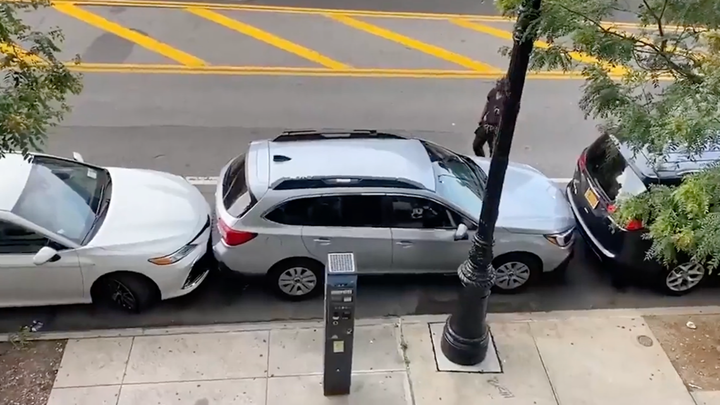 People astonished at how driver managed leaving parking space that was ‘impossible’ to get out of