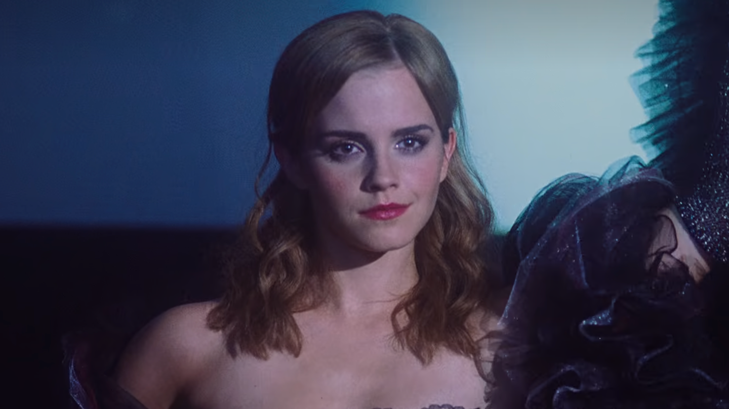 Pourquoi Emma Watson ne peut pas regarder sa scène de déshabillage inconfortable dans le film 10/10 sur Netflix