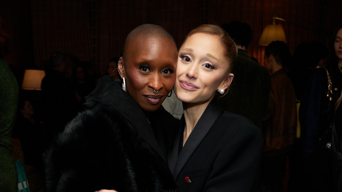 Ariana Grande explique son comportement tactile avec Cynthia Erivo