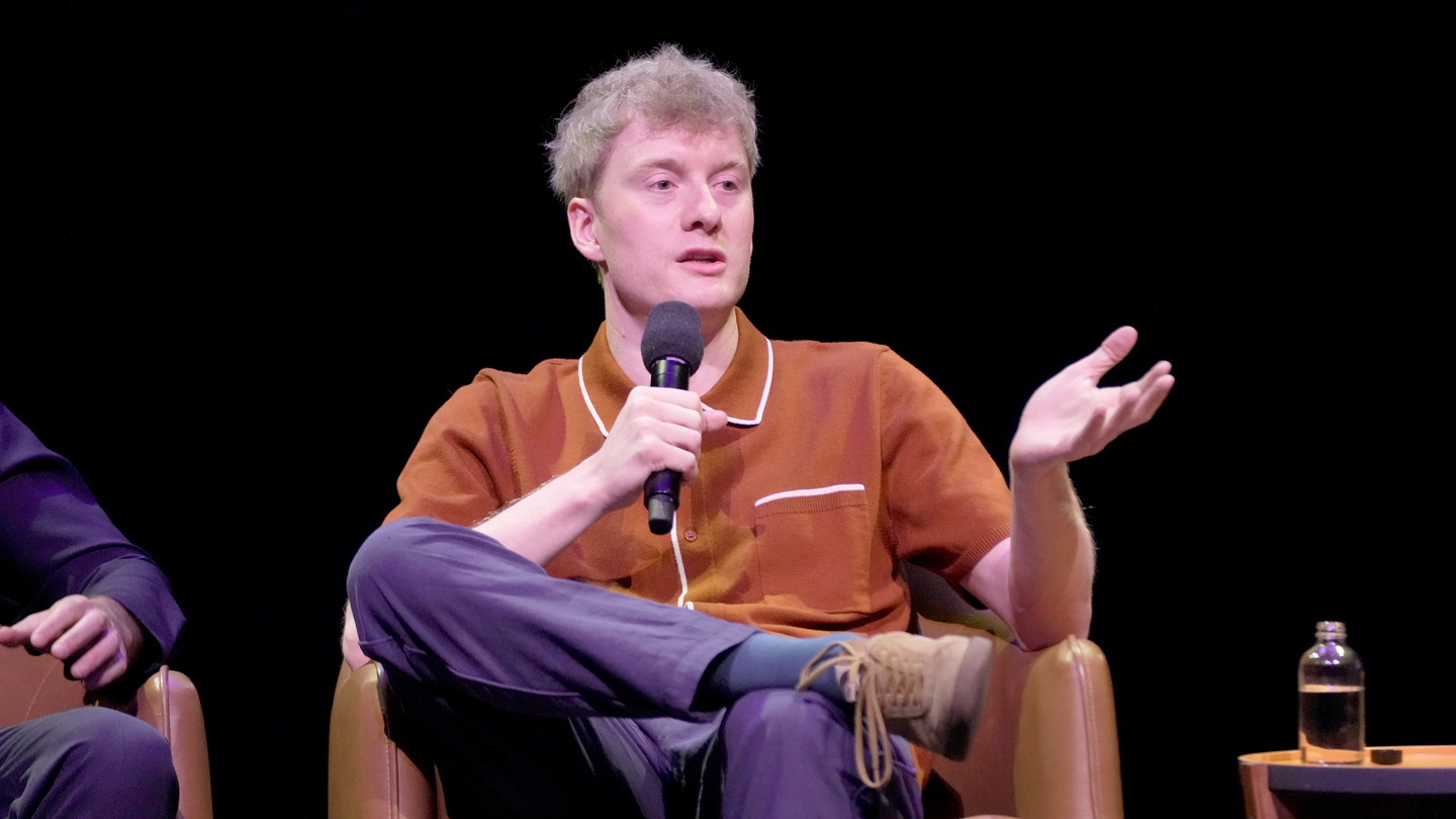 Choc! James Acaster découvre que sa petite amie l’a quitté pour ‘Mr Bean’ – Âge de 25 ans.