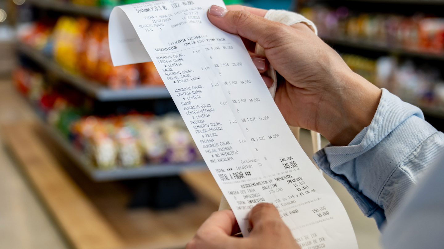 Les bienfaits de refuser les reçus: bien plus qu’une question d’environnement.