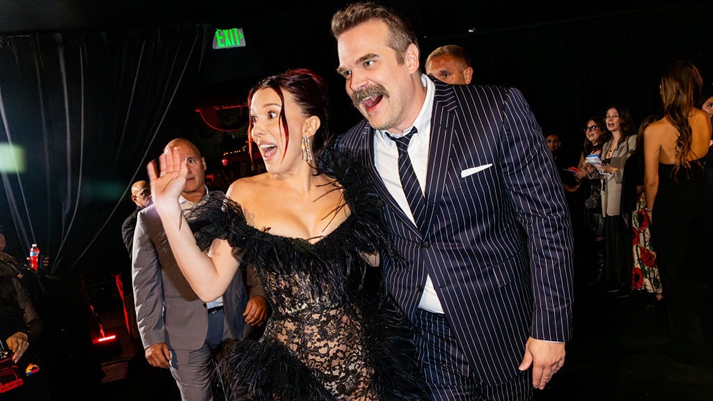 Explication des experts sur Millie Bobby Brown et David Harbour: mise à jour