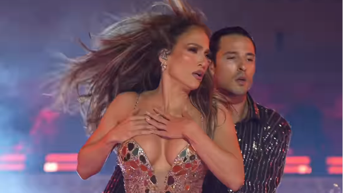 Jennifer Lopez critiquée pour sa tenue révélatrice lors d’une performance à un mariage de 6,7 M$