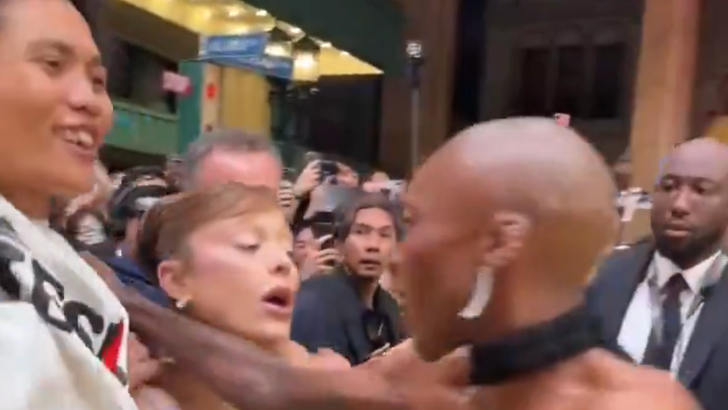 Historique bizarroïde du fan d’Ariana Grande qui l’a chargée lors d’une première